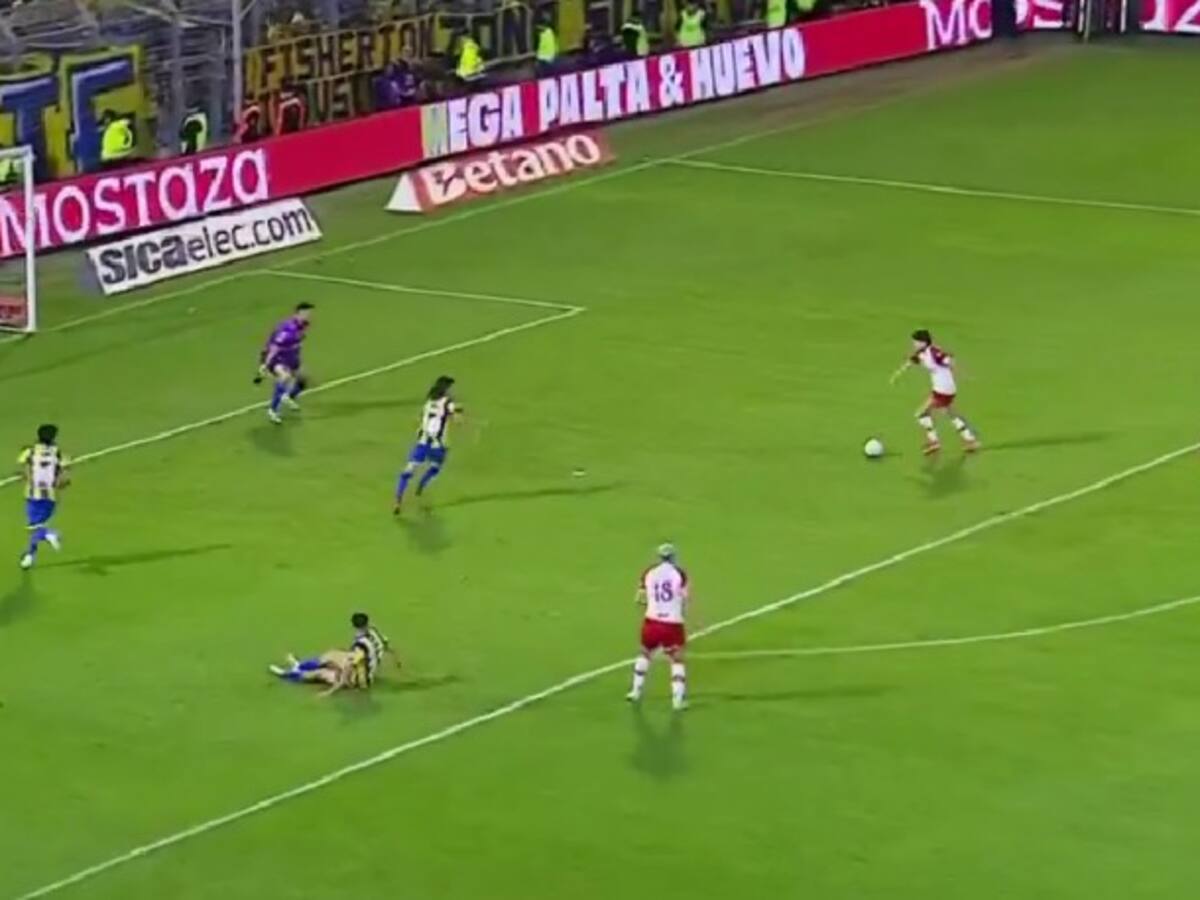 El arquero estaba rendido: el increíble gol que erró Leonardo Gil en los cuartos de final de la liga argentina