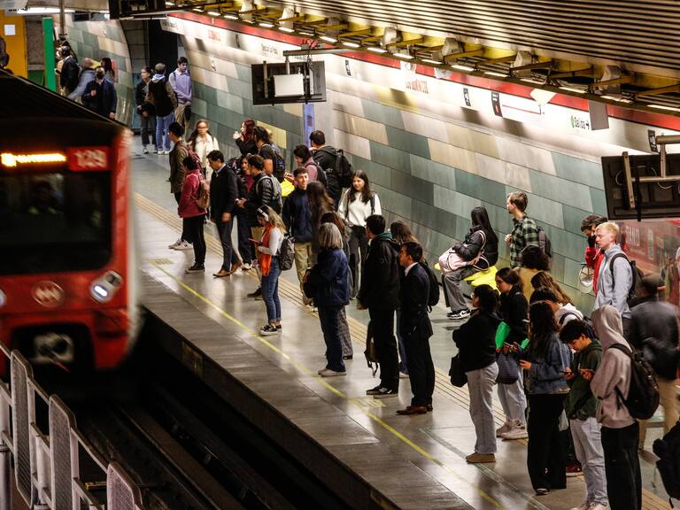 Revelan cuáles son las estaciones de Metro más ruidosas de Santiago, según estudio