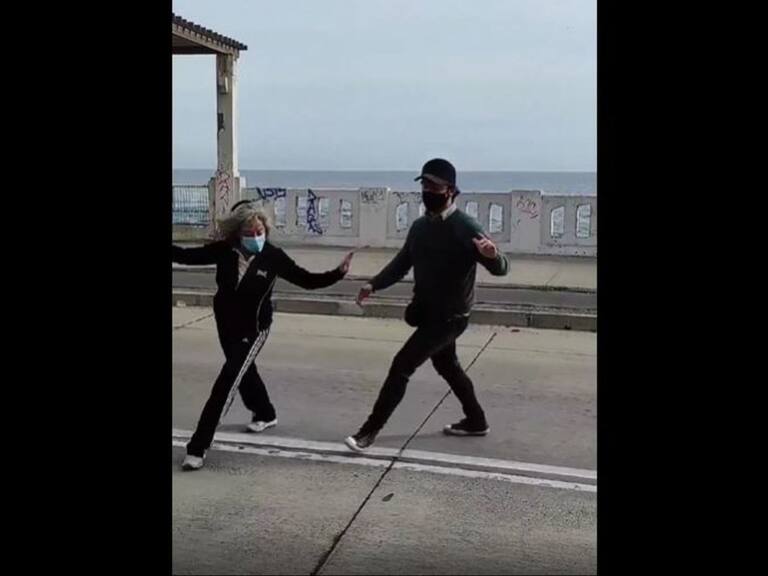 Jorge Sharp sorprendió bailando en la calle en Valparaíso durante franja deportiva