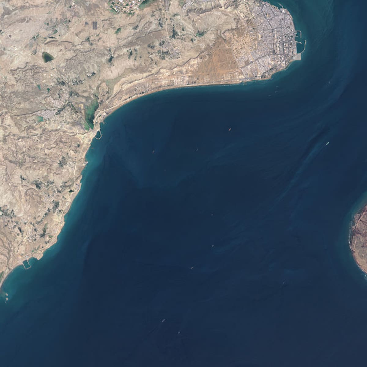 Estados Unidos bombardea isla iraní en el estrecho de Ormuz: Teherán reporta muertos y promete “castigo”