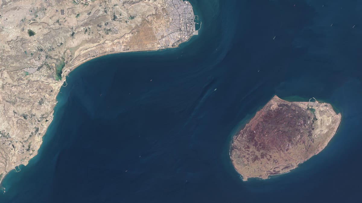 Estados Unidos bombardea isla iraní en el estrecho de Ormuz: Teherán reporta muertos y promete “castigo”