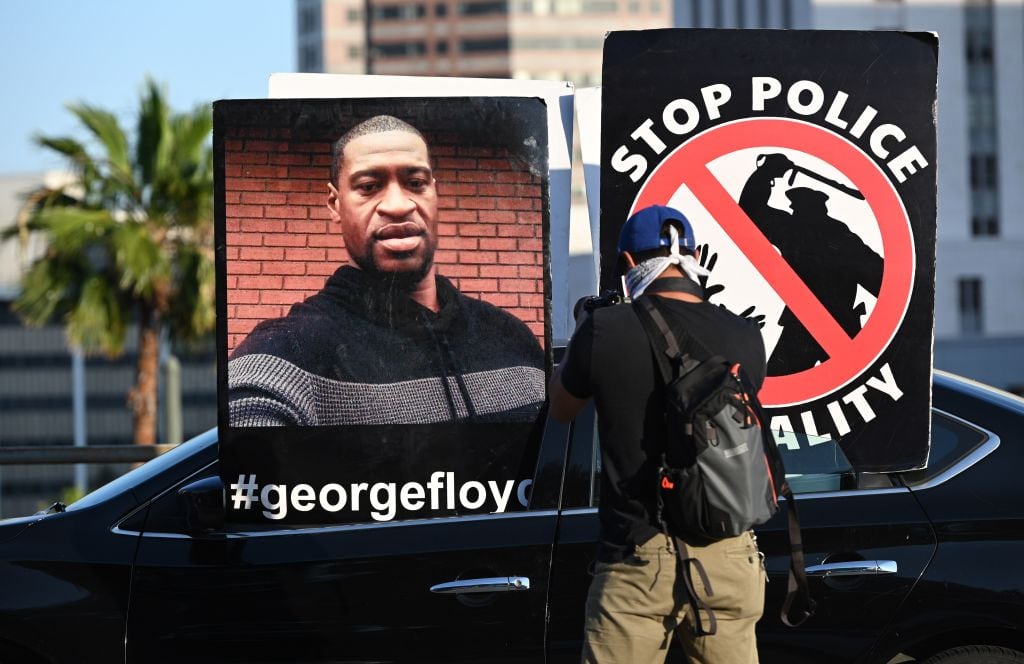 Carteles recuerdan a George Floyd y el racismo en EEUU