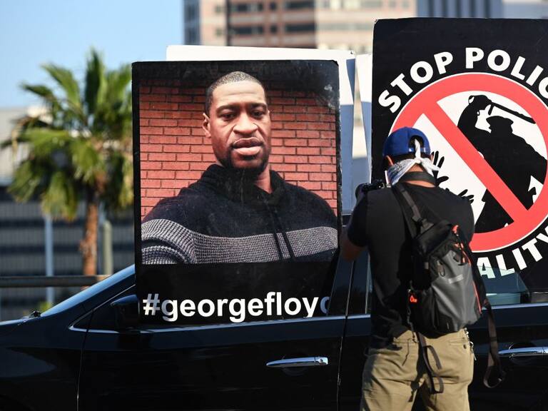 Carteles recuerdan a George Floyd y el racismo en EEUU