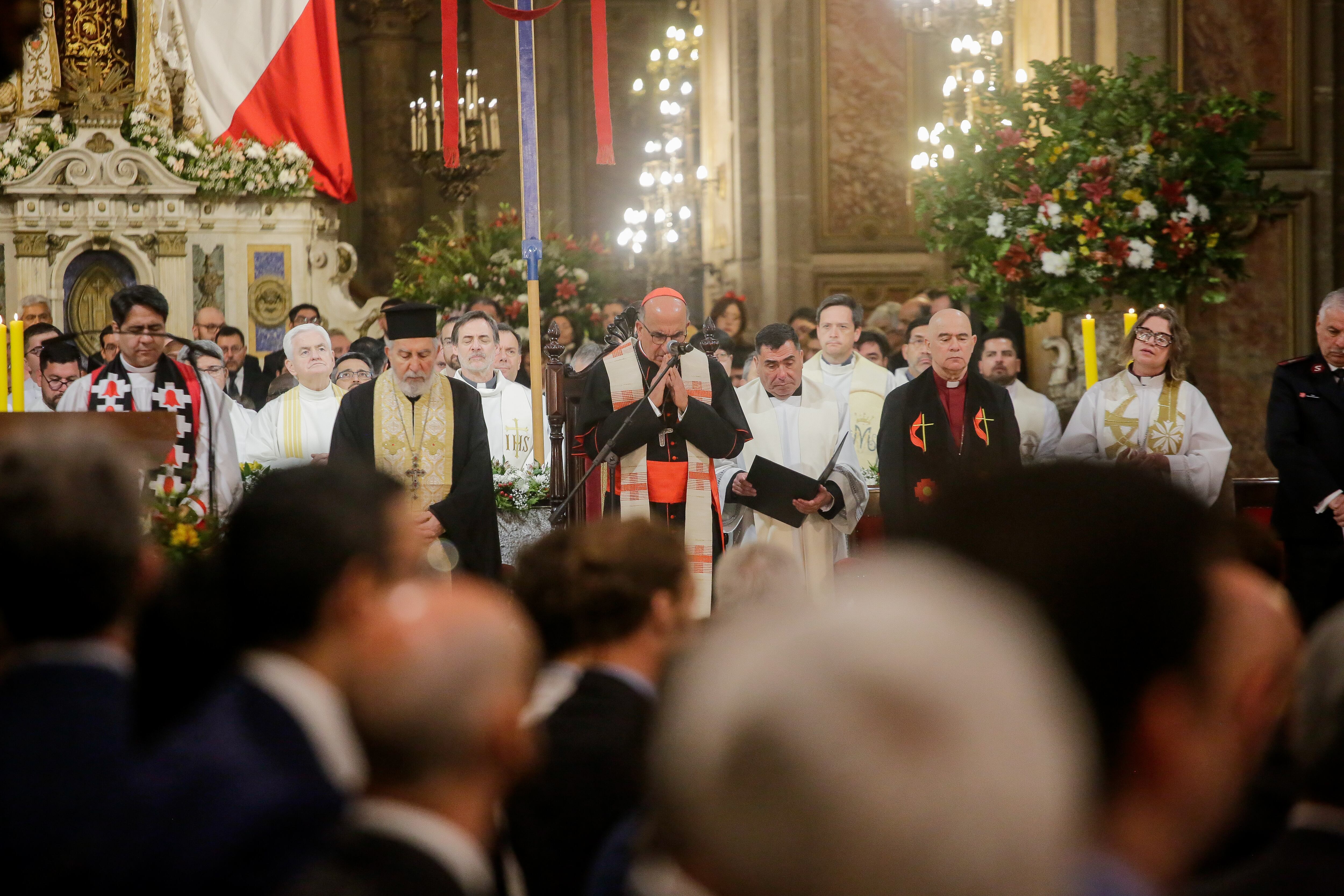 18 de septiembre de 2026/SANTIAGO
El cardenal Fernando Chomali es fotografiado al interior de la Catedral Metropolitana, durante el Te Deum Ecuménico en homenaje a las fiestas patrias.
FOTO: HANS SCOTT/AGENCIAUNO