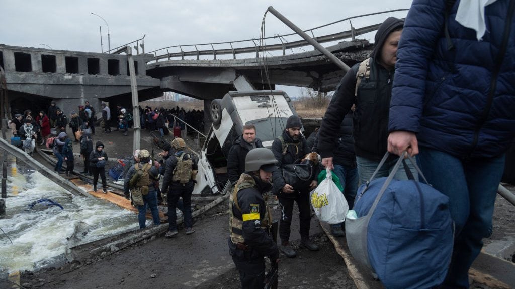 Civilians leaving the city of Irpin during the evacuation during the Russia-Ukraine War, on March 7, 2022 (Photo by Andrea Filigheddu/NurPhoto via Getty Images)