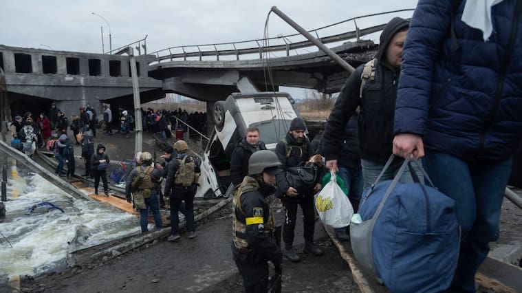 Civilians leaving the city of Irpin during the evacuation during the Russia-Ukraine War, on March 7, 2022 (Photo by Andrea Filigheddu/NurPhoto via Getty Images)