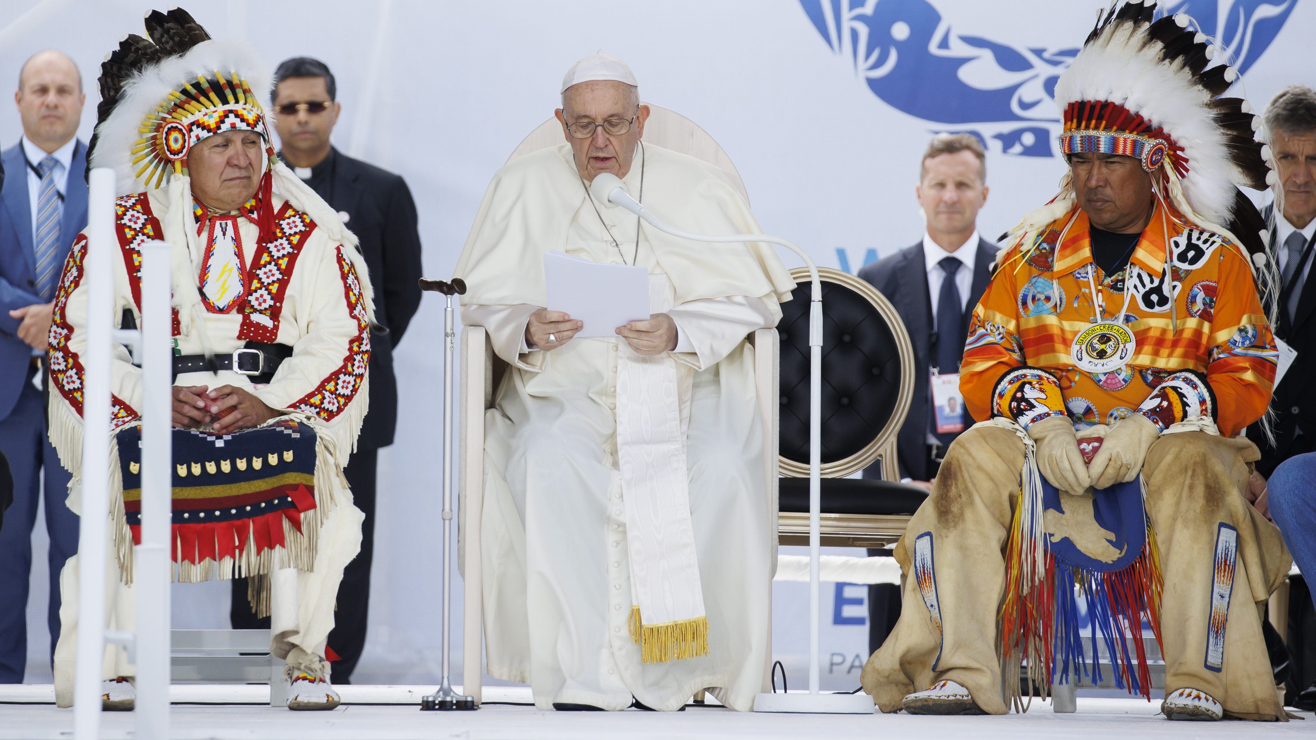 Papa Francisco visita a indígenas en Canadá para disculparse por los horrores cometidos por la iglesia en el pasado