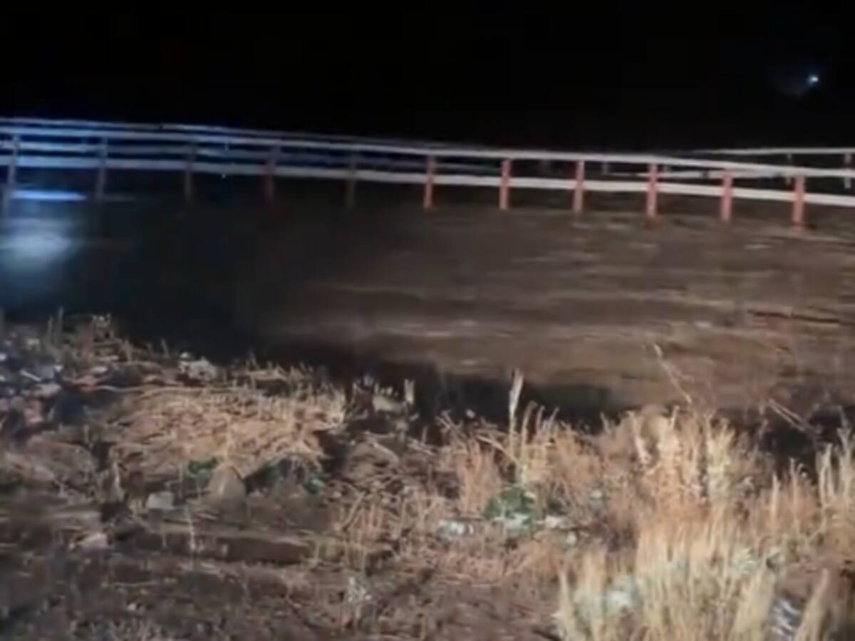 Impactante registro en la región de Coquimbo: puente es arrastrado por la corriente en comuna Monte Patria