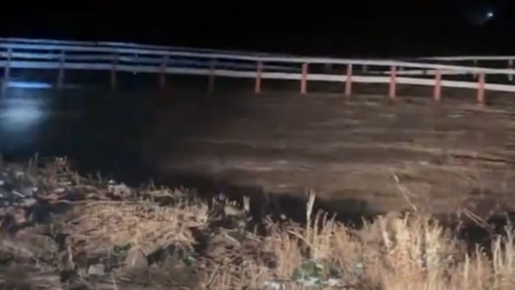 Impactante registro en la región de Coquimbo: puente es arrastrado por la corriente en comuna Monte Patria
