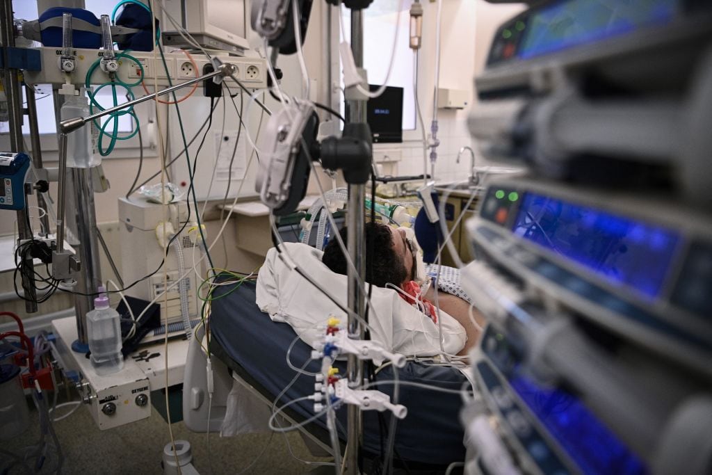 Un paciente Covid-19 descansa en un hospital de Bry-Sur-Marne