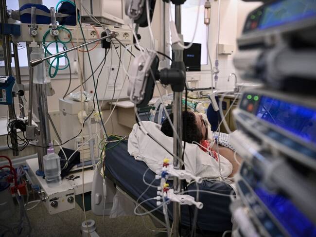 Un paciente Covid-19 descansa en un hospital de Bry-Sur-Marne