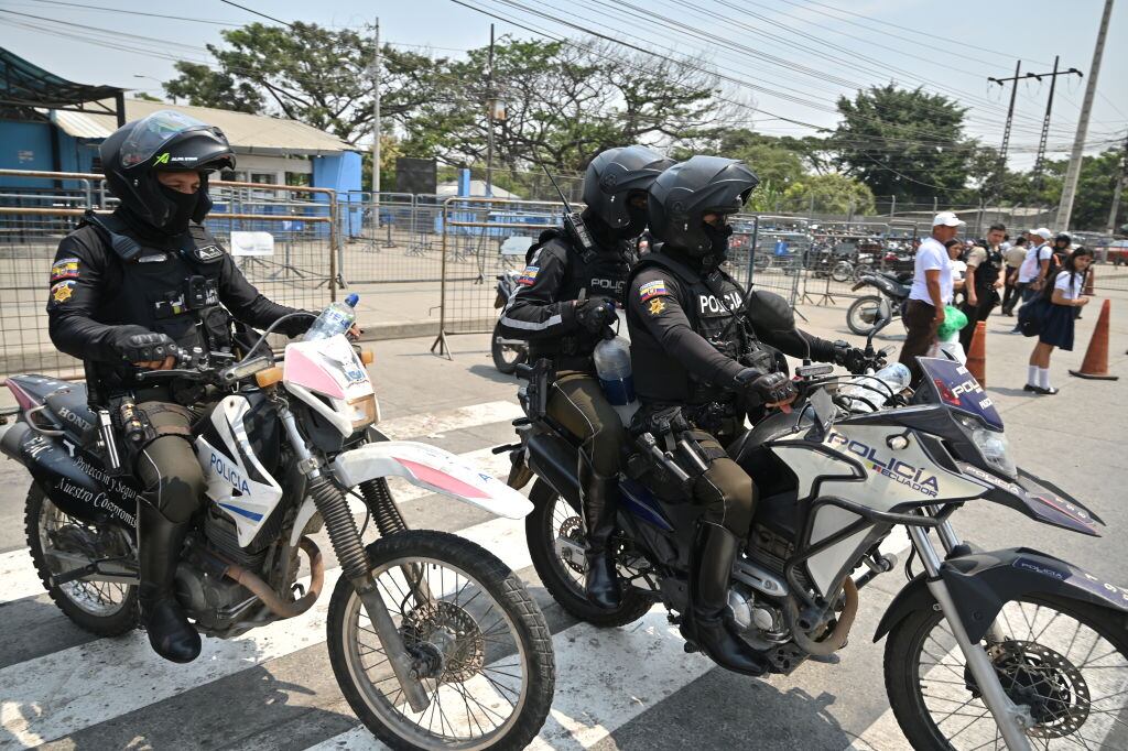 Policías motorizados se movilizan para el resguardo de una cárcel en los alrededores de la ciudad de Guayaquil en Ecuador