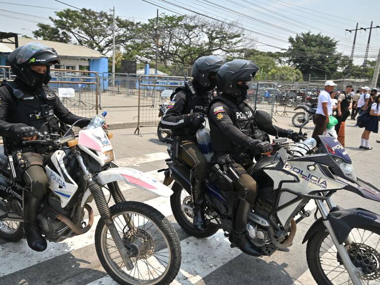 Policías motorizados se movilizan para el resguardo de una cárcel en los alrededores de la ciudad de Guayaquil en Ecuador