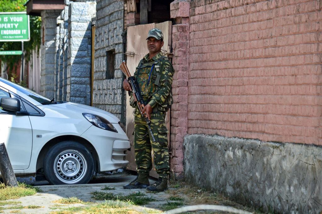 Agente de seguridad en India custodia un operativo
