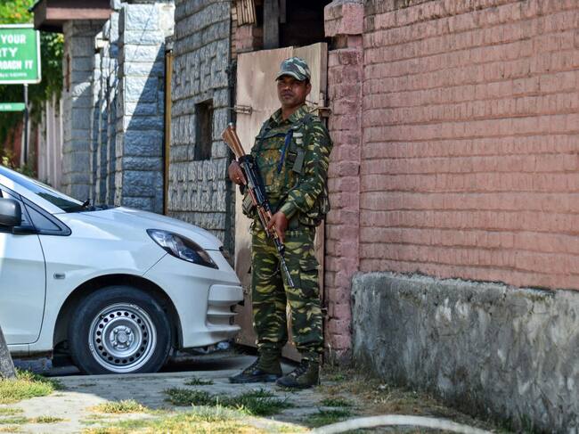Agente de seguridad en India custodia un operativo