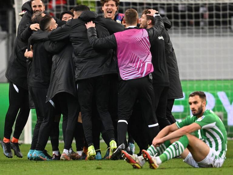 17 March 2022, Hessen, Frankfurt/M.: Soccer: Europa League, Eintracht Frankfurt - Betis Sevilla, knockout round, round of 16, second legs, Deutsche Bank Park. Frankfurt players cheer after the match. Frankfurt enters the quarterfinals of the Europa League. Photo: Arne Dedert/dpa (Photo by Arne Dedert/picture alliance via Getty Images)