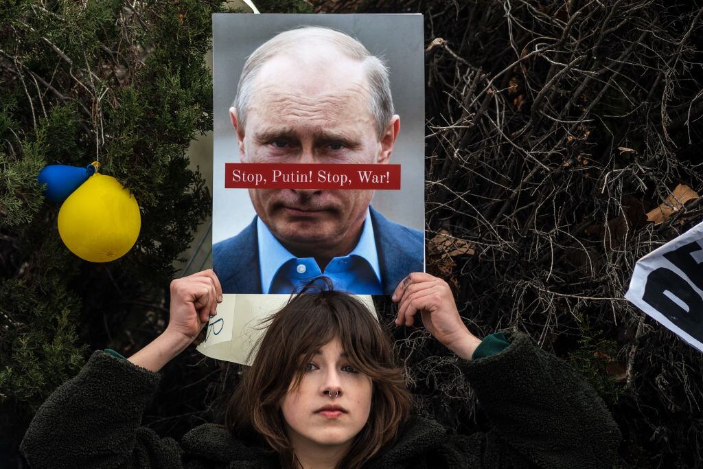 Una mujer levanta un cartel en la ciudad de Madrid llamando a detener a Putin