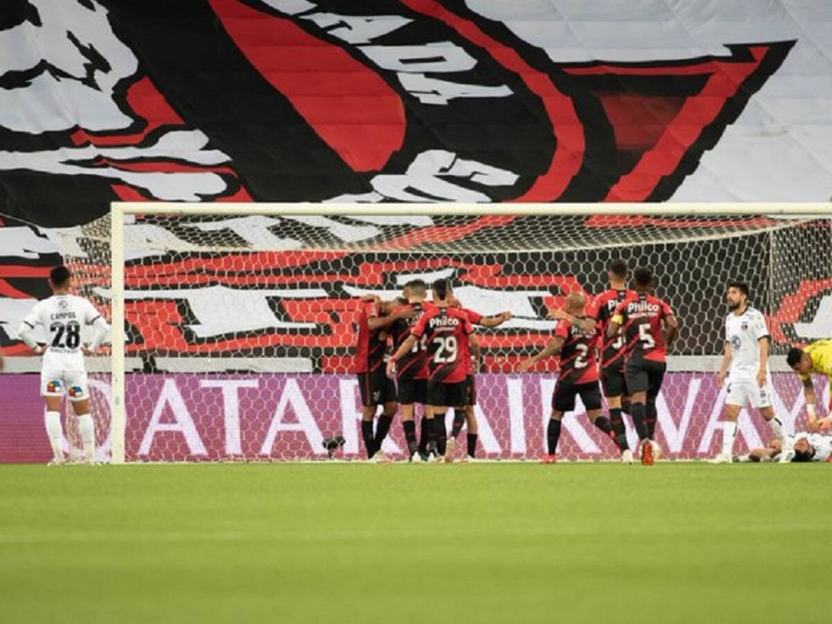 Colo Colo mostró lo peor de su repertorio y sumó una dura derrota ante Atlético Paranaense en Brasil