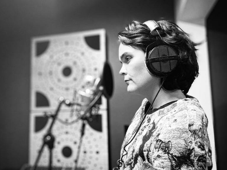 Camila Moreno rinde homenaje a la memoria con versión de «Pájaros de Fuego» para el documental «Hawker Hunter: El ruido del silencio»