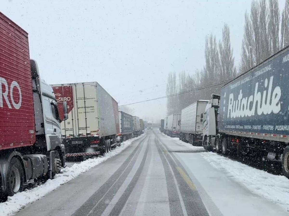 Atrapados entre nieve y frío extremo: cerca de 300 camioneros esperan cruzar paso fronterizo en La Araucanía