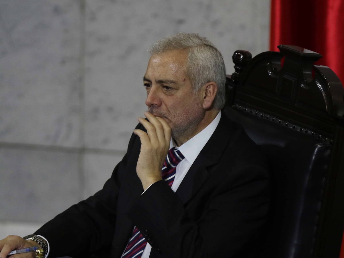 Fiscalía abrió investigación contra secretario del Senado por reunión en medio de cuarentena