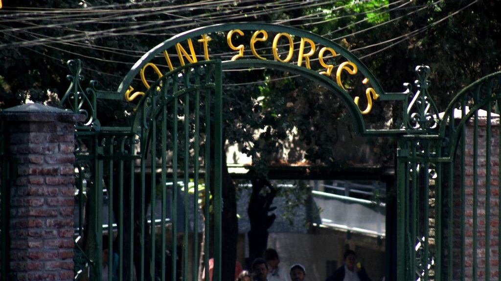 13 de Marzo 2020/ SANTIAGO
Entrada del establecimiento que decretaron cuarentena a toda la comunidad escolar de colegio de Vitacura por caso de Covid -19, durante 14 días, en Colegio Saint George, Santiago.
FOTO: AILEN DÍAZ/AGENCIAUNO