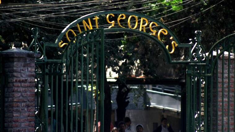 13 de Marzo 2020/ SANTIAGO
Entrada del establecimiento que decretaron cuarentena a toda la comunidad escolar de colegio de Vitacura por caso de Covid -19, durante 14 días, en Colegio Saint George, Santiago.
FOTO: AILEN DÍAZ/AGENCIAUNO