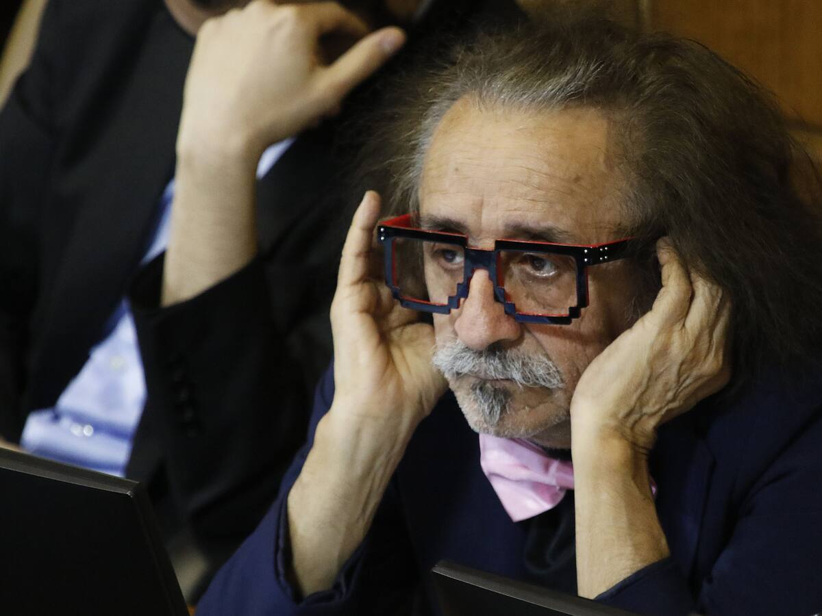 Carabineros detuvo a diputado Florcita Alarcón por manejar sin permiso sanitario ni documentos