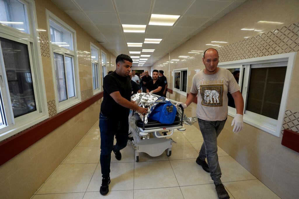 El cuerpo de la activista Aysenur Ezgi Eygi es trasladado en el Hospital Rafidia de Nablus en Cisjordania de Palestina
