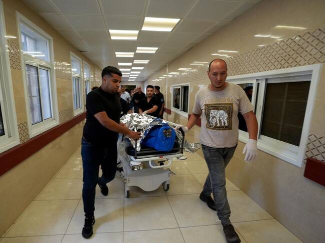 El cuerpo de la activista Aysenur Ezgi Eygi es trasladado en el Hospital Rafidia de Nablus en Cisjordania de Palestina