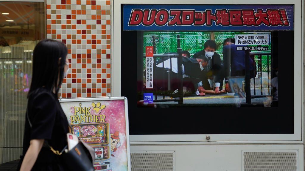 La televisión de Japón informa del atentado en contra de Shinzo Abe