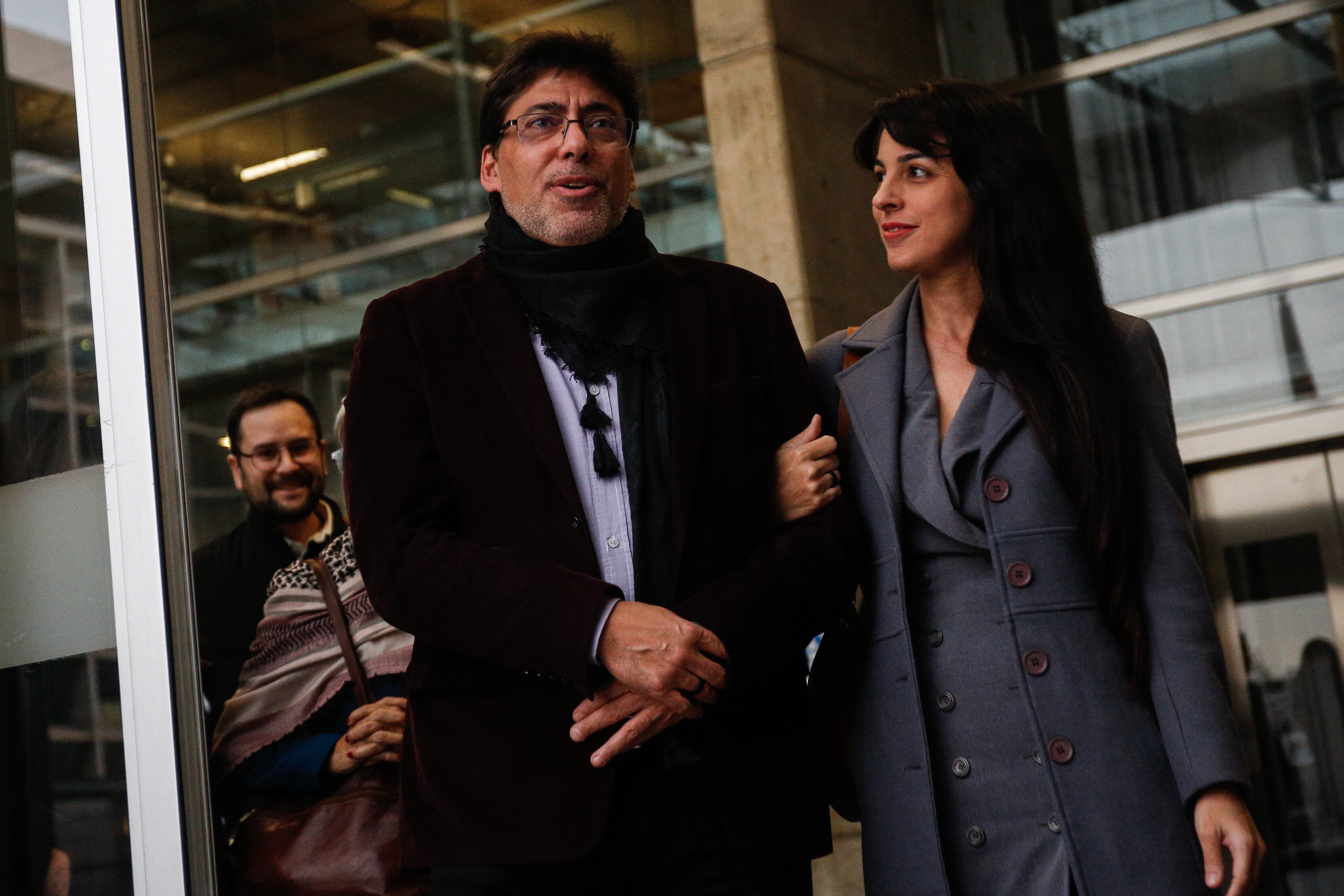 31 DE MAYO DEL 2024 / SANTIAGO
Alcalde Daniel Jadue, saliendo de la tercera jornada de audiencia de formalizacion.
En el 3° Juzgado de Garantía de Santiago, continúa la audiencia de formalización de la investigación contra el alcalde de Recoleta, Daniel Jadue, imputado por el Ministerio Público por delitos de cohecho, fraude al fisco y estafa, en el marco de la investigación del caso “farmacias populares”.
FOTO: DIEGO MARTIN / AGENCIAUNO