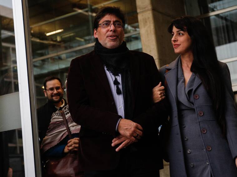 31 DE MAYO DEL 2024 / SANTIAGO
Alcalde Daniel Jadue, saliendo de la tercera jornada de audiencia de formalizacion.
En el 3° Juzgado de Garantía de Santiago, continúa la audiencia de formalización de la investigación contra el alcalde de Recoleta, Daniel Jadue, imputado por el Ministerio Público por delitos de cohecho, fraude al fisco y estafa, en el marco de la investigación del caso “farmacias populares”.
FOTO: DIEGO MARTIN / AGENCIAUNO