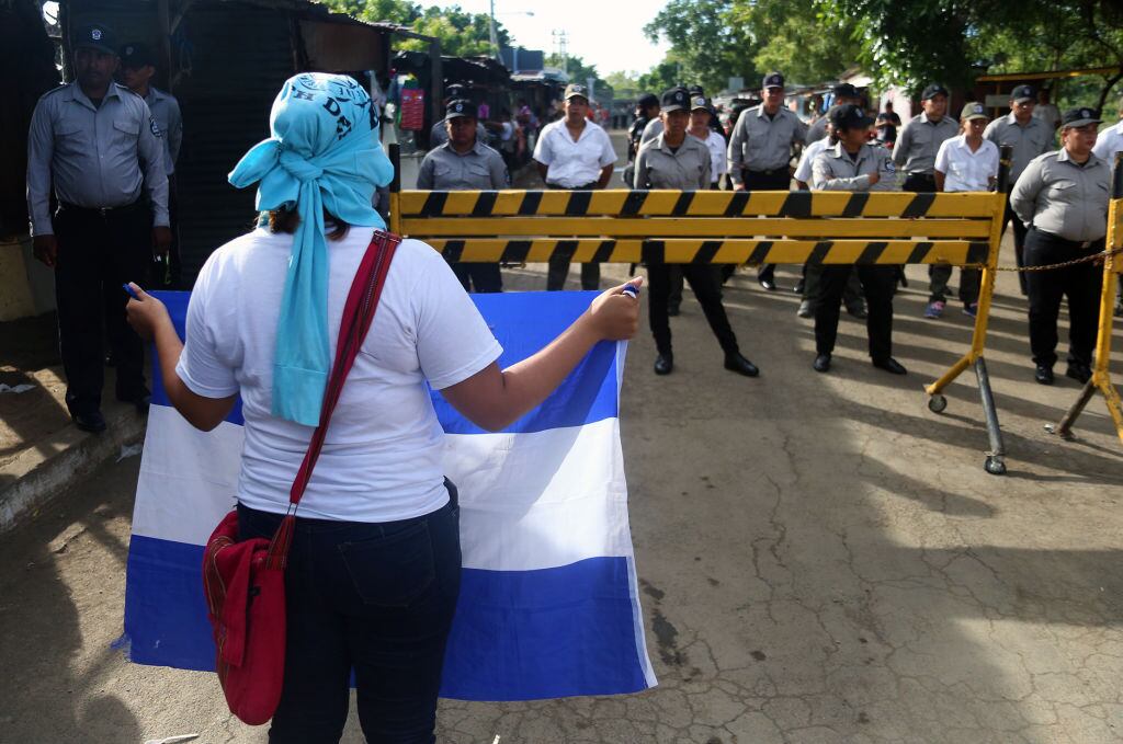 Policías vigilan una manifestación ciudadana en Nicaragua