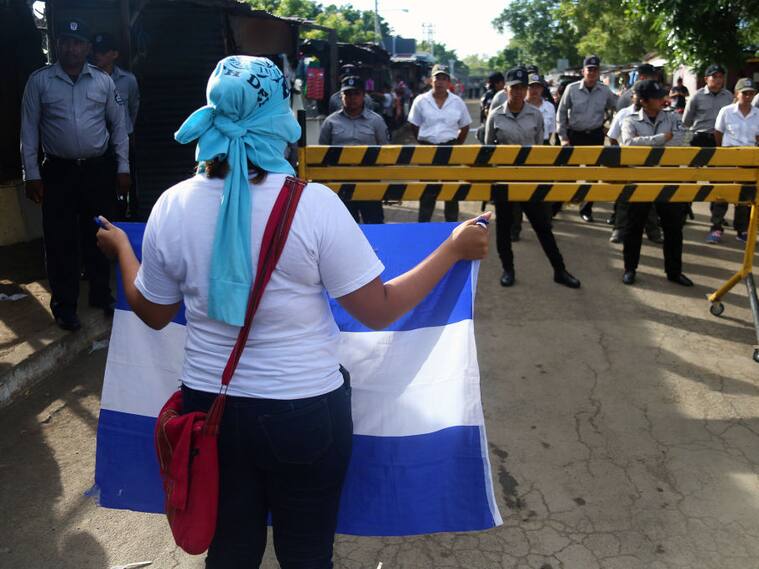Policías vigilan una manifestación ciudadana en Nicaragua