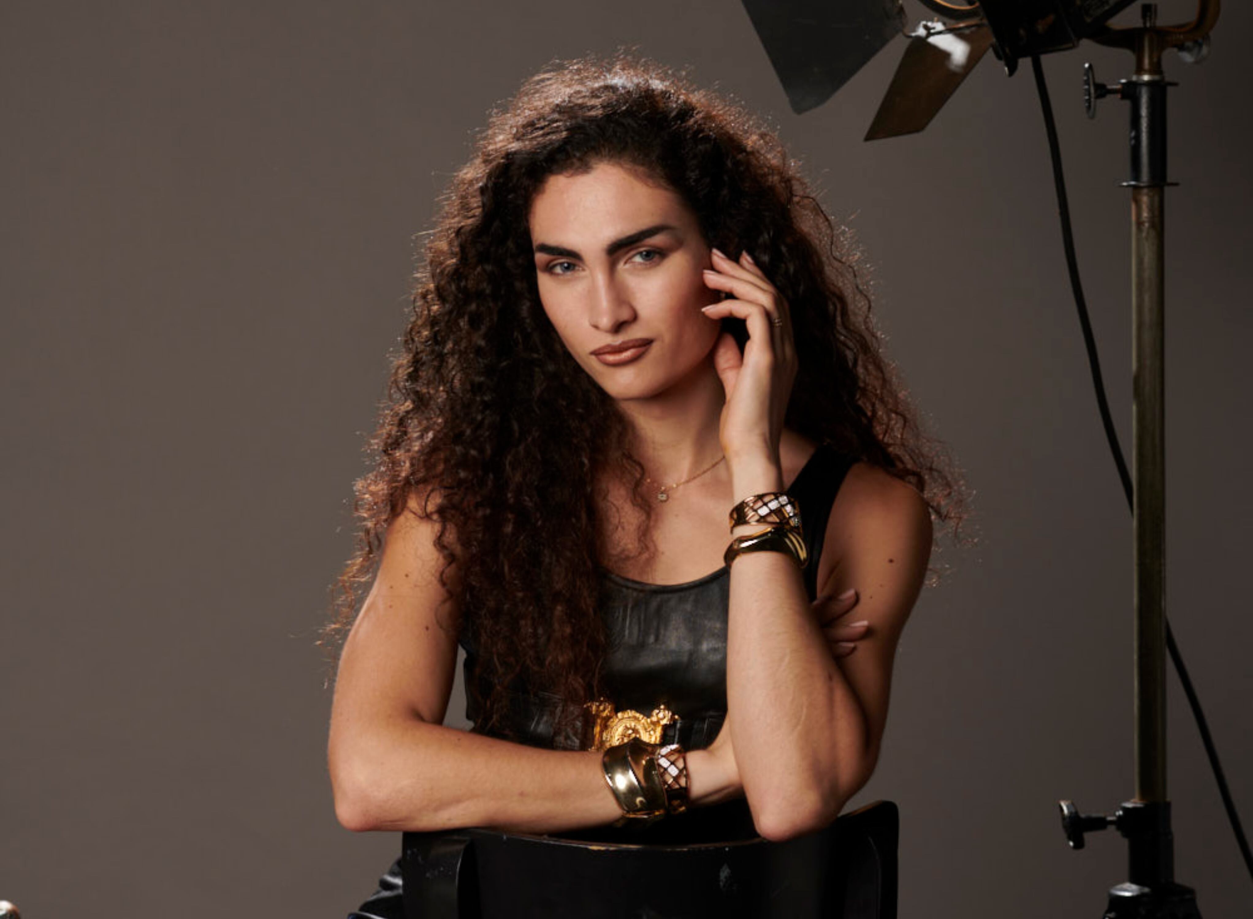 Mina Serrano como Cris Miró / MAX