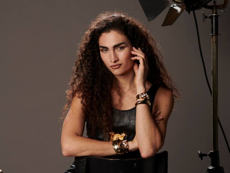 Mina Serrano como Cris Miró / MAX