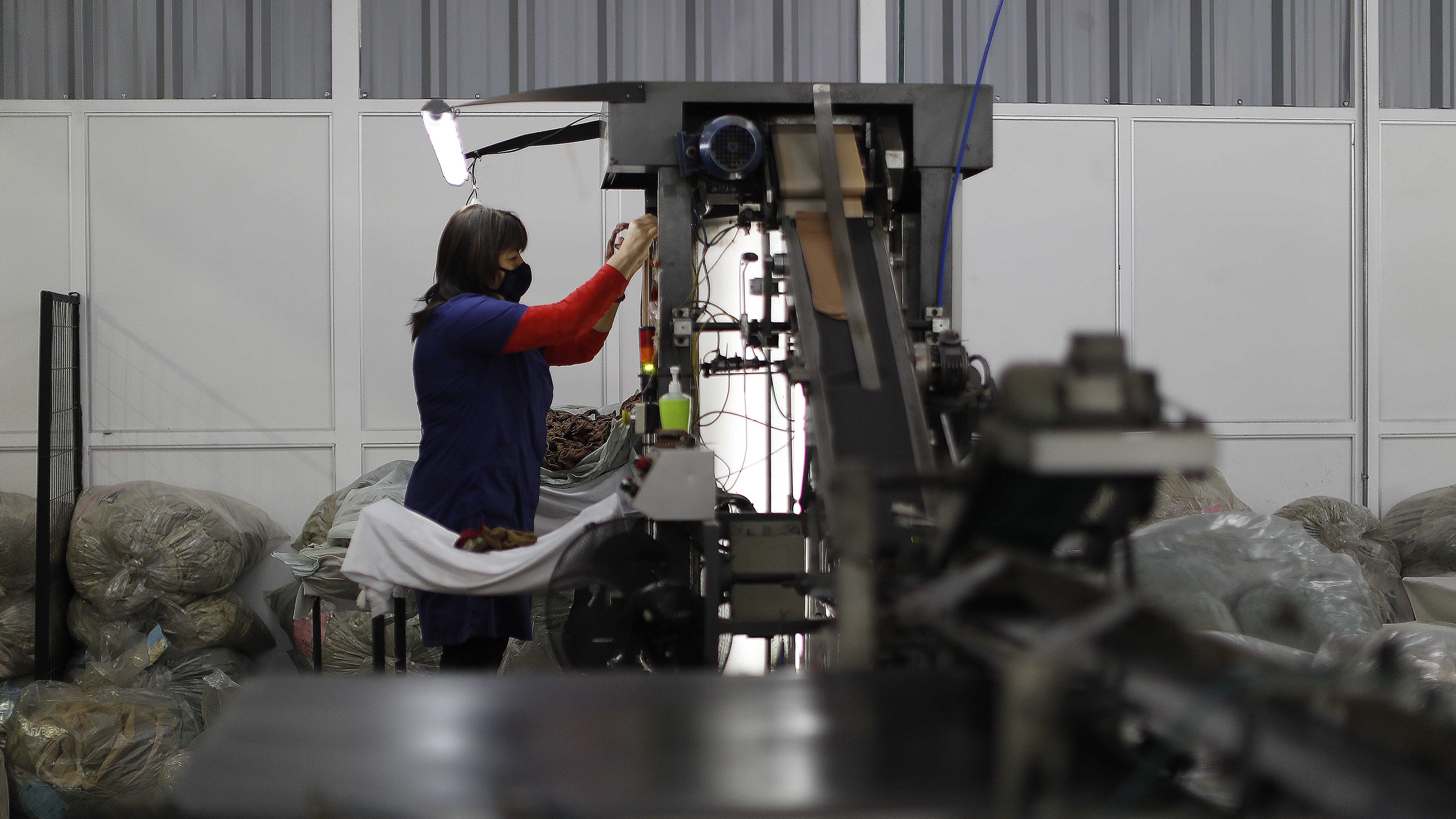 07 de Octubre de 2020/SANTIAGO Una persona trabaja en la Fbrica Monarch, durante una visita de autoridades de gobierno en cual presentaron el Termmetro de Reactivacin, plataforma que permite hacer seguimiento a los avances de la recuperacin econmica de diversos sectores a nivel regional y nacional.
FOTO:CRISTOBAL ESCOBAR/AGENCIAUNO