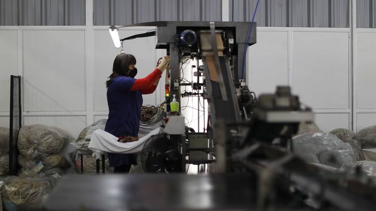 07 de Octubre de 2020/SANTIAGO Una persona trabaja en la Fbrica Monarch, durante una visita de autoridades de gobierno en cual presentaron el Termmetro de Reactivacin, plataforma que permite hacer seguimiento a los avances de la recuperacin econmica de diversos sectores a nivel regional y nacional.
FOTO:CRISTOBAL ESCOBAR/AGENCIAUNO