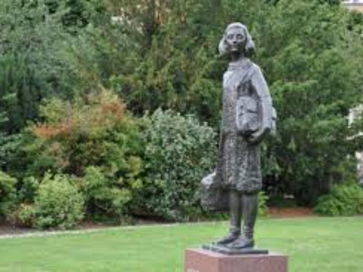 Vandalizan estatua de Ana Frank en Ámsterdam: memorial quedó pintado de rojo