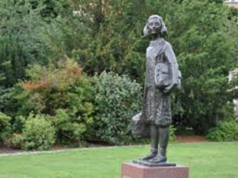 Vandalizan estatua de Ana Frank en Ámsterdam: memorial quedó pintado de rojo