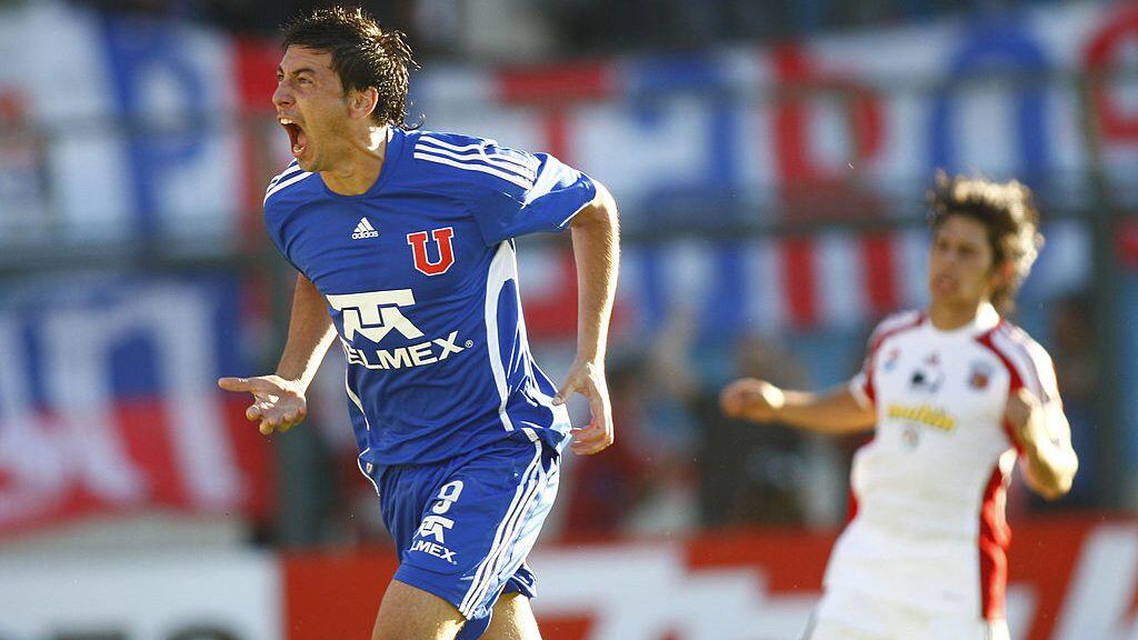 VINA DEL MAR, CHILE - FEBRUARY 18: Universidad de Chile's Juan Manuel Olivera celebrates a scored goal against Caracas FC during their 2010 Libertadores Cup match on February 18, 2010 in Vina del Mar, Chile. (Photo by Marcelo Hernandez/LatinContent via Getty Images)