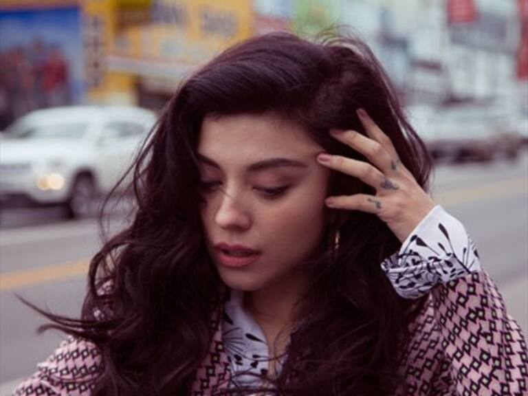 Las ingeniosas respuestas de Mon Laferte a los problemas de amor de sus seguidores