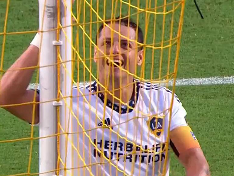 Tratan a Chicharito Hernández de «ridículo» por insólito penal que ejecutó en la MLS