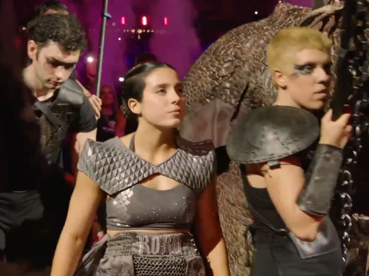 “¡Es la madre de dragones!“: Roro sorprende con su entrada estilo ‘Game of Thrones’ en La Velada del Año 6