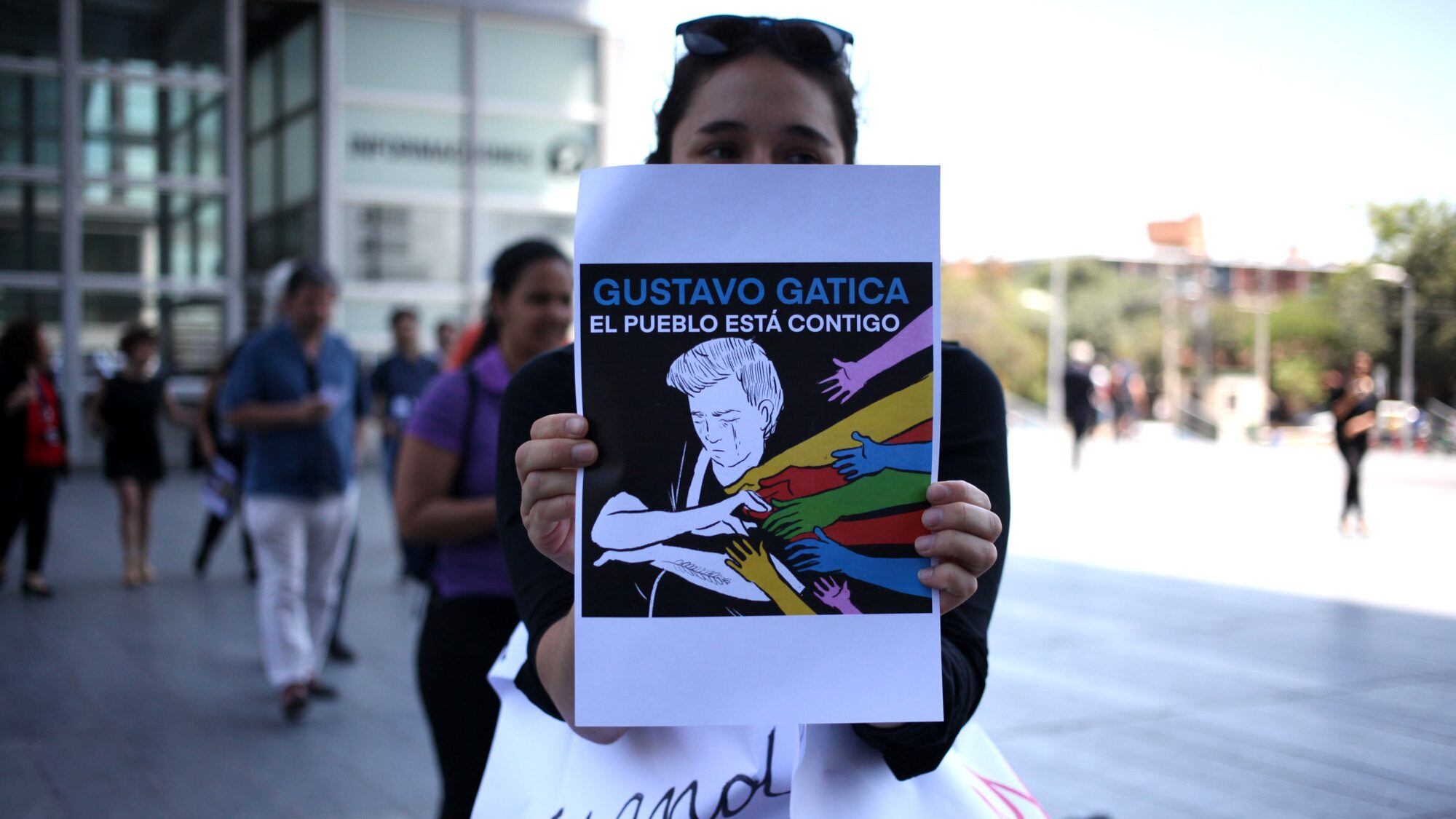 12 de Noviembre 2019/ SANTIAGO
El ex Fiscal Carlos Gajardo presenta querella criminal en representación de la familia del estudiante Gustavo Gatica, que el pasado viernes recibió el impacto de balines en sus ojos por parte de carabineros, comprometiendo gravemente su visión. En la diligencia,
que tendrá lugar en el Centro Justicia de Santiago, adhiere también la Universidad Academia de Humanismo Cristiano, plantel en el que Gatica cursa tercer año de psicología, y el Colegio Médico de Chile, apuntando a las responsabilidades penales directas de
los ejecutores y de las autoridades de Carabineros, del Ministerio del Interior y del Presidente de la República. Asisten también el Rector de la Universidad y la Presidenta del Colegio Médico de Chile.
FOTO:AILEN DÍAZ/AGENCIAUNO