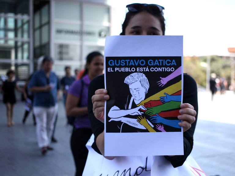 12 de Noviembre 2019/ SANTIAGO
El ex Fiscal Carlos Gajardo presenta querella criminal en representación de la familia del estudiante Gustavo Gatica, que el pasado viernes recibió el impacto de balines en sus ojos por parte de carabineros, comprometiendo gravemente su visión. En la diligencia,
que tendrá lugar en el Centro Justicia de Santiago, adhiere también la Universidad Academia de Humanismo Cristiano, plantel en el que Gatica cursa tercer año de psicología, y el Colegio Médico de Chile, apuntando a las responsabilidades penales directas de
los ejecutores y de las autoridades de Carabineros, del Ministerio del Interior y del Presidente de la República. Asisten también el Rector de la Universidad y la Presidenta del Colegio Médico de Chile.
FOTO:AILEN DÍAZ/AGENCIAUNO