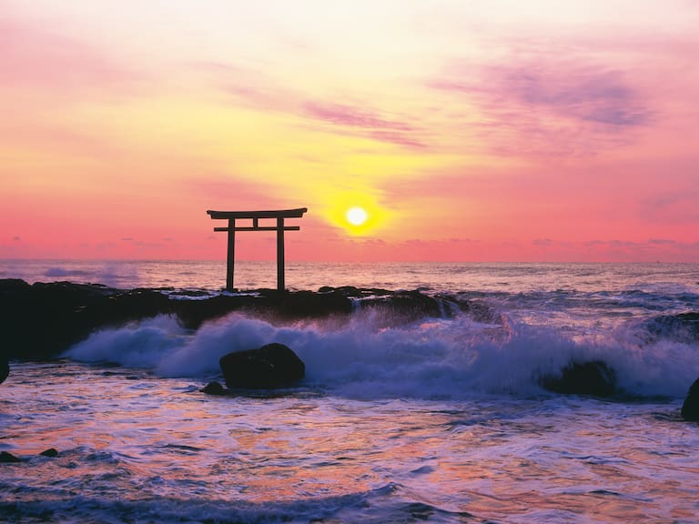 Así golpearon las olas del tsunami contra rompeolas en Oarai, Japón, tras sismo 8,8 en Rusia