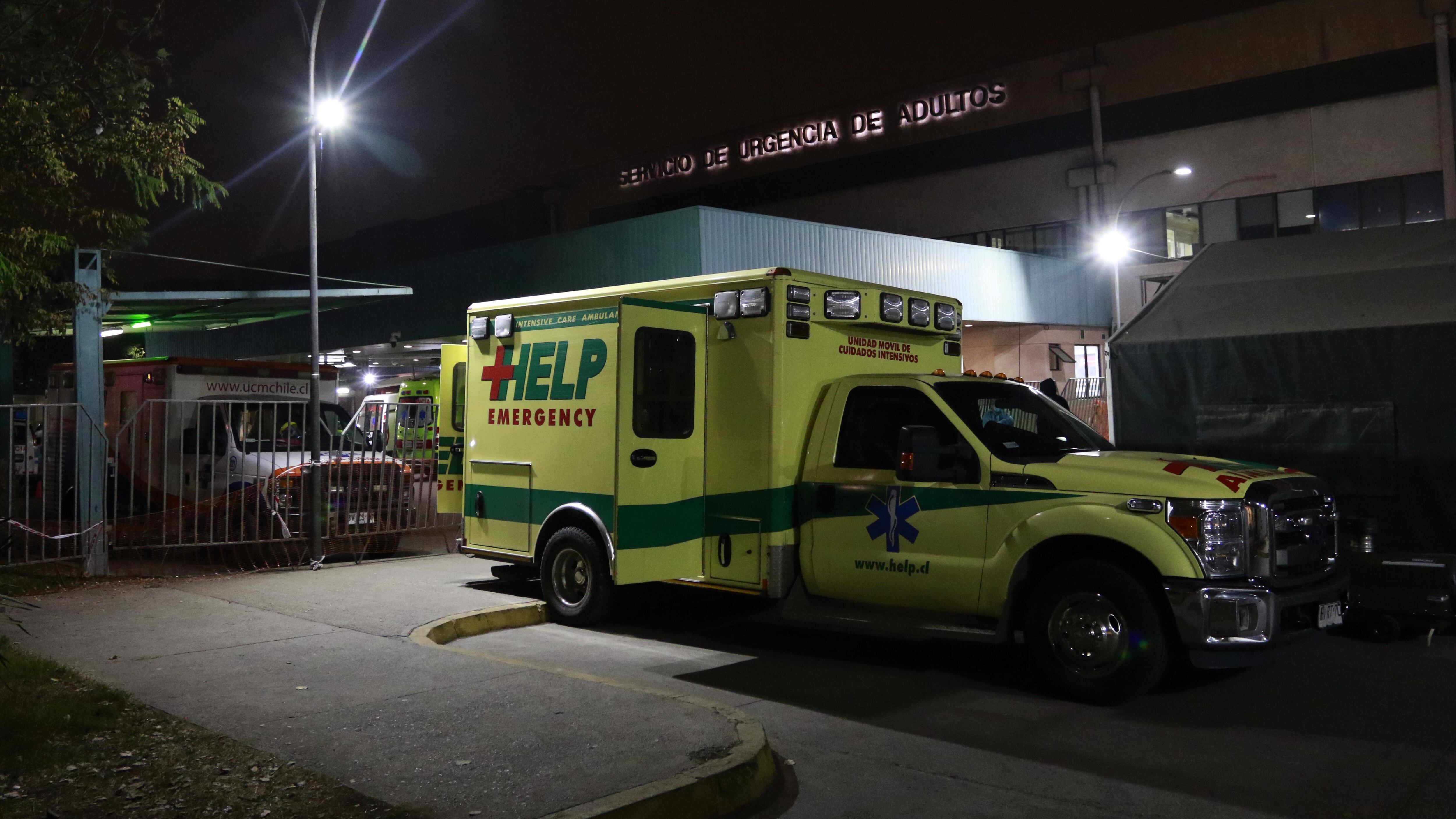 19 DE MAYO DE 2020/SANTIAGO Una ambulancia afuera de la zona de carpas, durante la noche Urgencia del Hospital San Jose
FOTO: MAURICIO MÉNDEZ/AGENCIAUNO