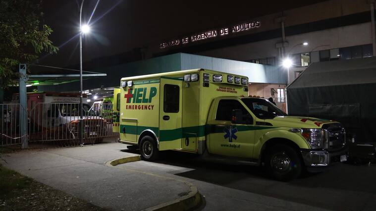 19 DE MAYO DE 2020/SANTIAGO Una ambulancia afuera de la zona de carpas, durante la noche Urgencia del Hospital San Jose
FOTO: MAURICIO MÉNDEZ/AGENCIAUNO